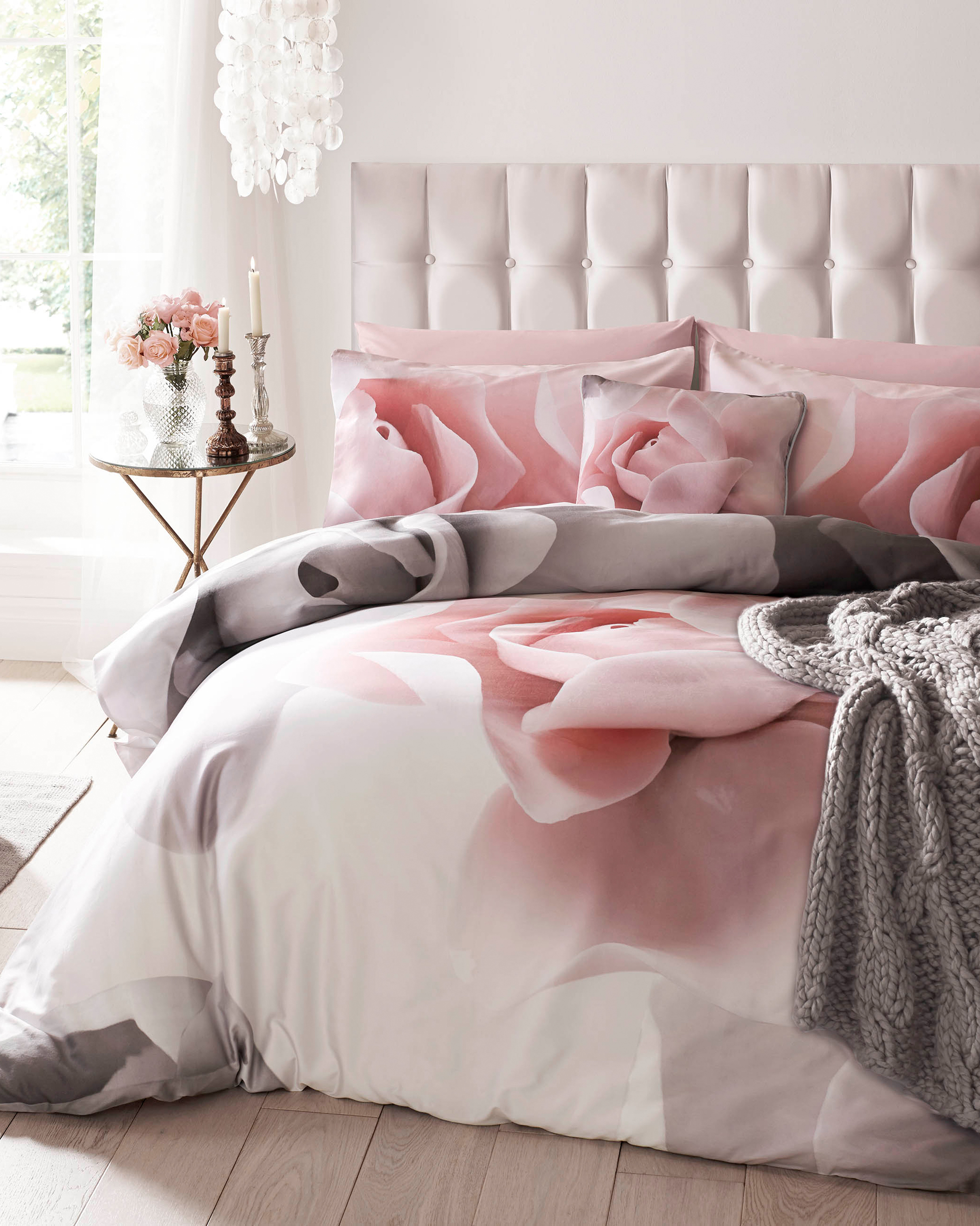 Серо розовая спальня