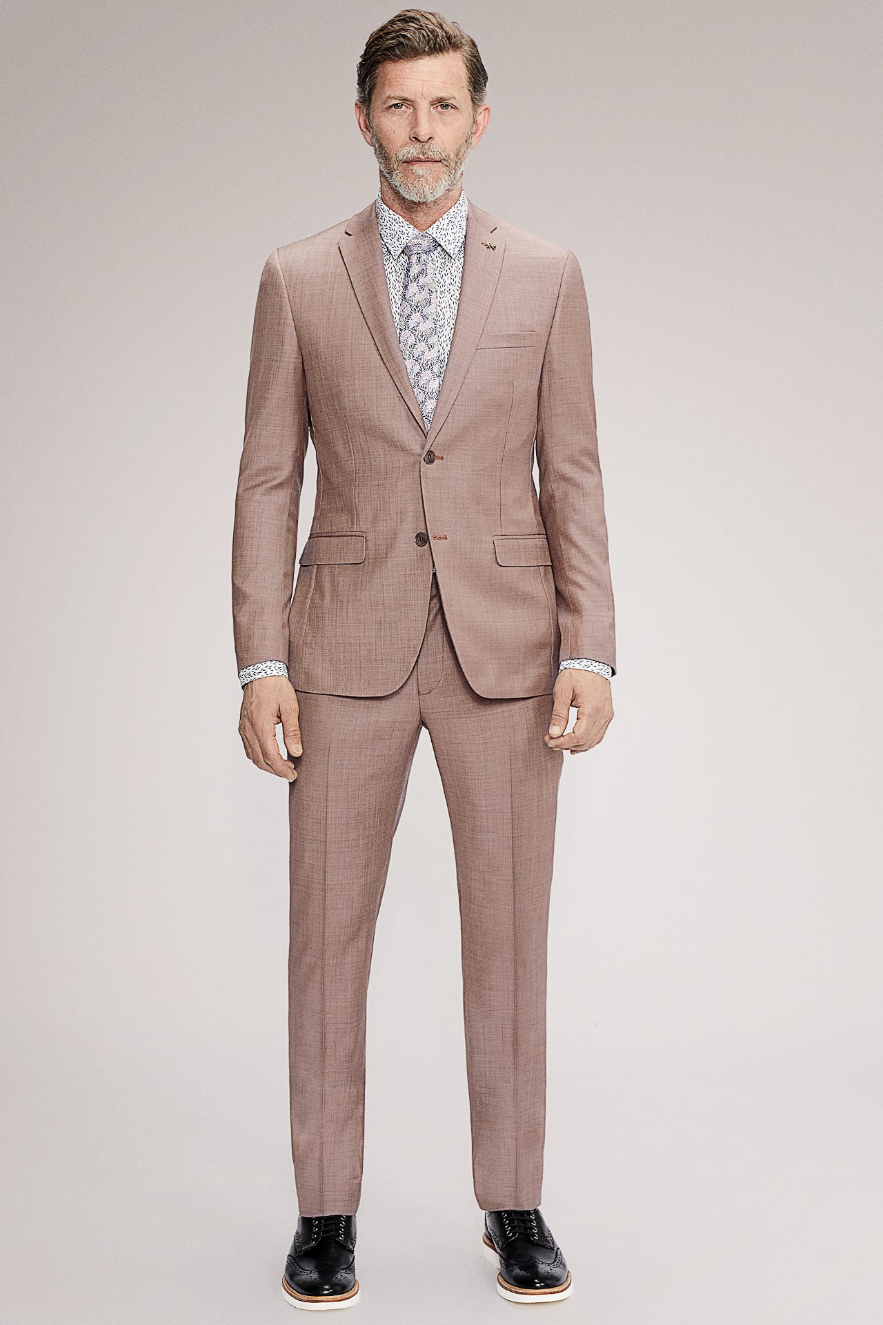 Suit Fit Guide - Slim Fit vs Modern Fit Suits | Men's Wearhouse