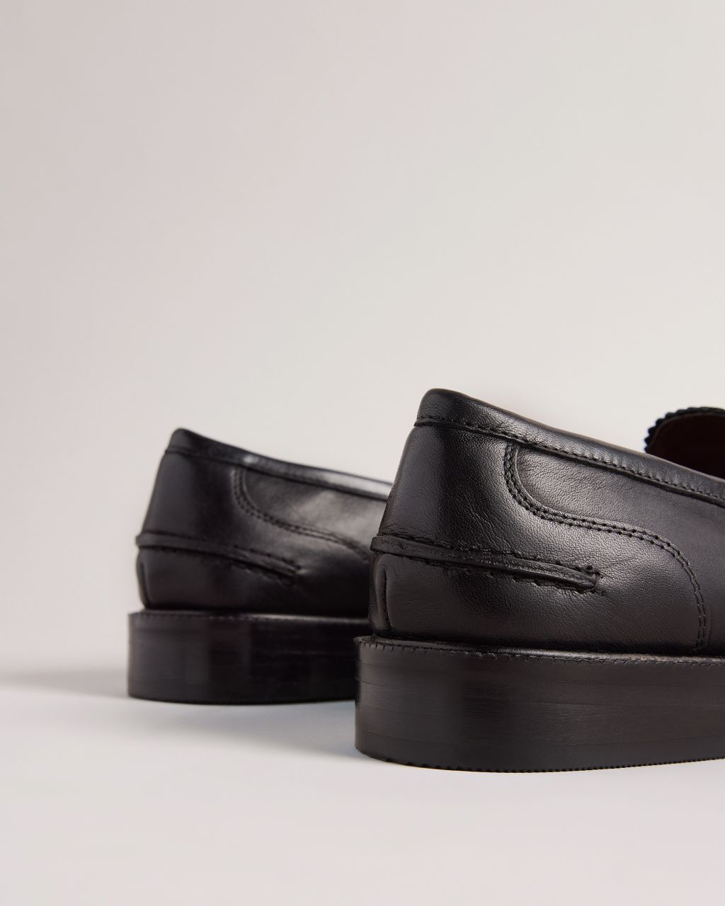 Artikel klicken und genauer betrachten! - - Ted Baker Schuhkollektion - Loafers - Weiches Leder - Leicht poliert - Metallische Magnoliendetails - Minimalistisch - Ted Baker-Logo - Kommt in einer Ted-Baker-Verpackung | im Online Shop kaufen