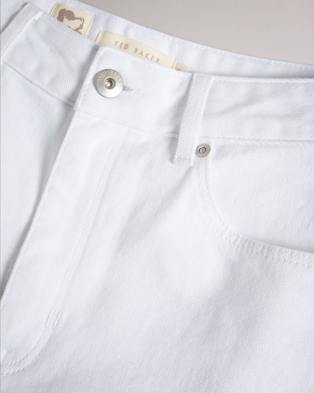 Artikel klicken und genauer betrachten! - - Ted Baker Damenkollektion - Denim Jeans - 90er Jahre weiter Schnitt - Reißverschluss und Knopfverschluss - Flood Länge - Ted Baker-Logo - Taschen - Wendy ist 1,77m und trägt Weiß in 25" | im Online Shop kaufen