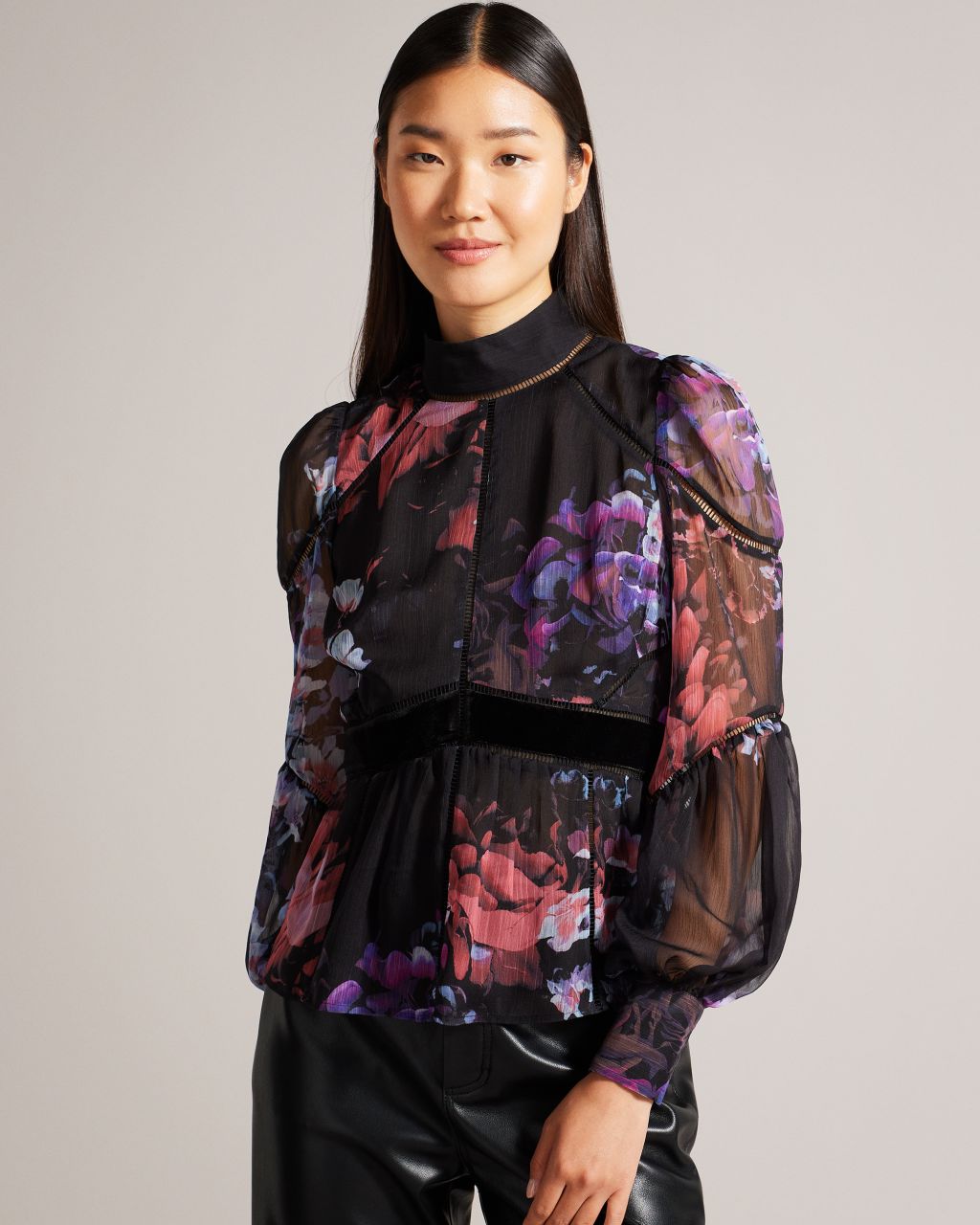 femmes blouse semi-transparente imprimé trailing floral en noir, neeveh