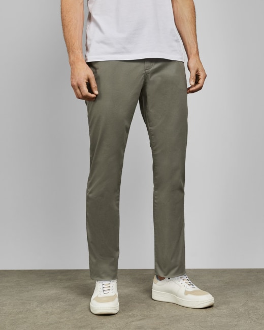 jogger pants with white shoes