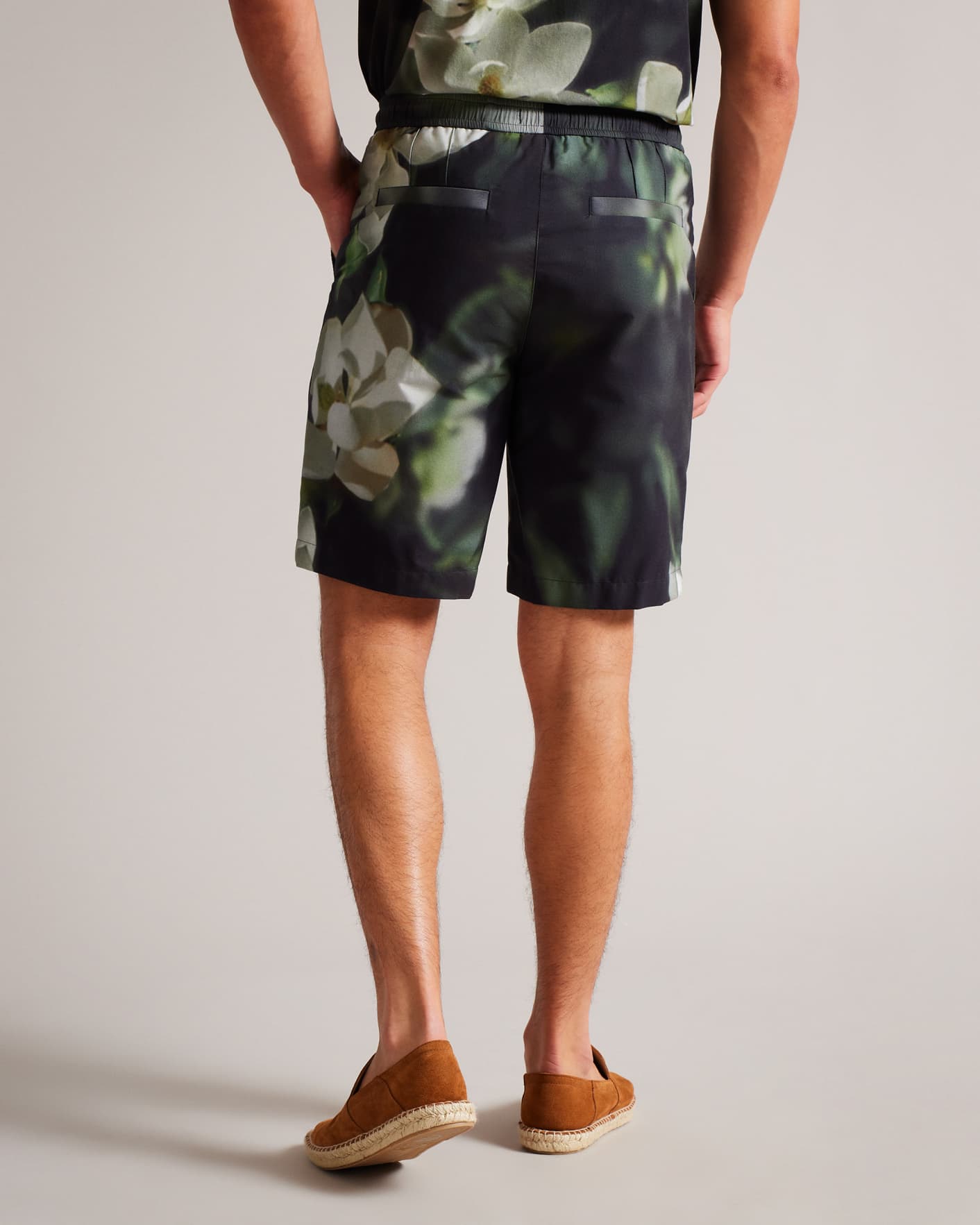 Schwarz Shorts mit digitalem Blumendruck Ted Baker