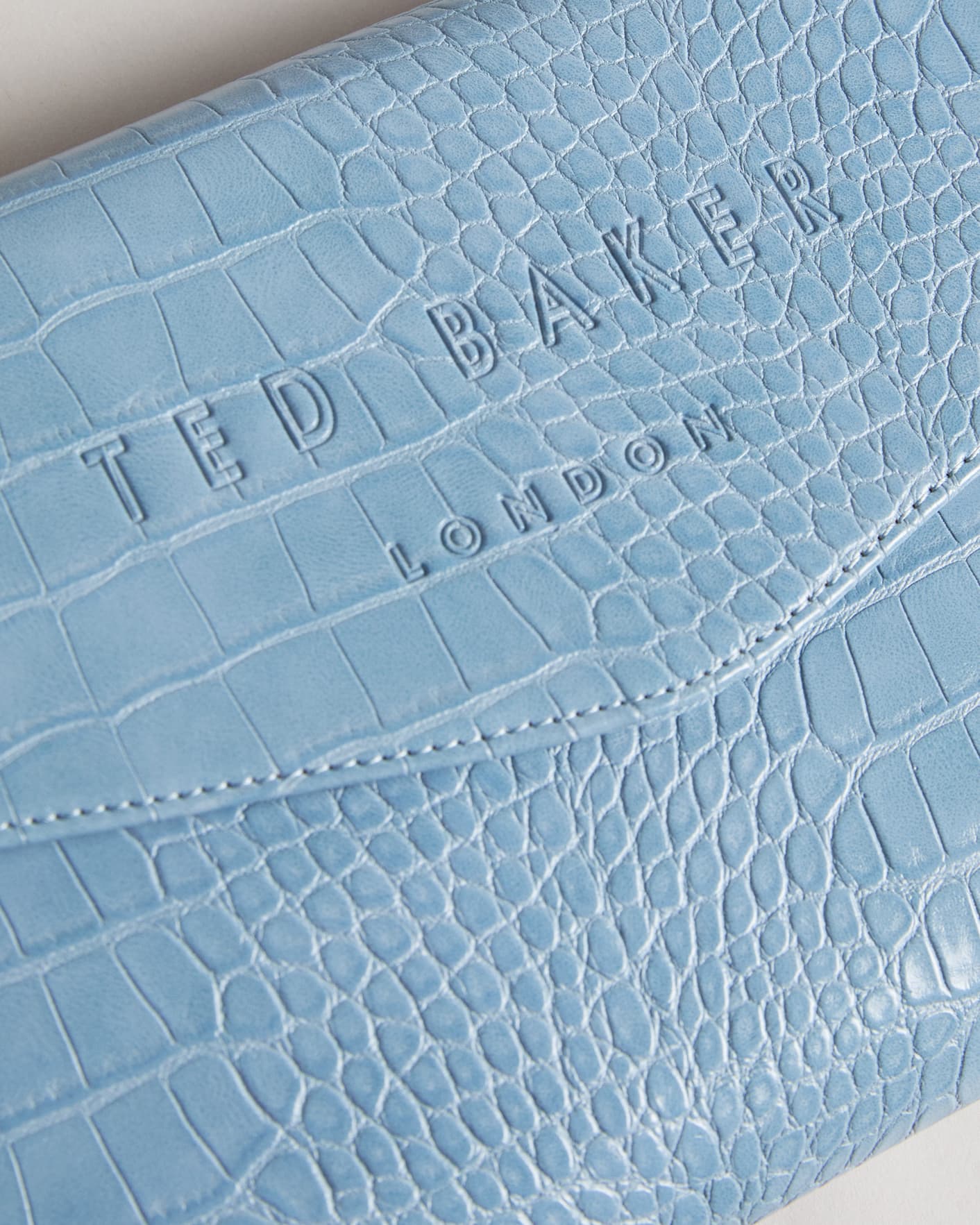 Bleu pâle Pochette forme enveloppe finition gravée croco Ted Baker