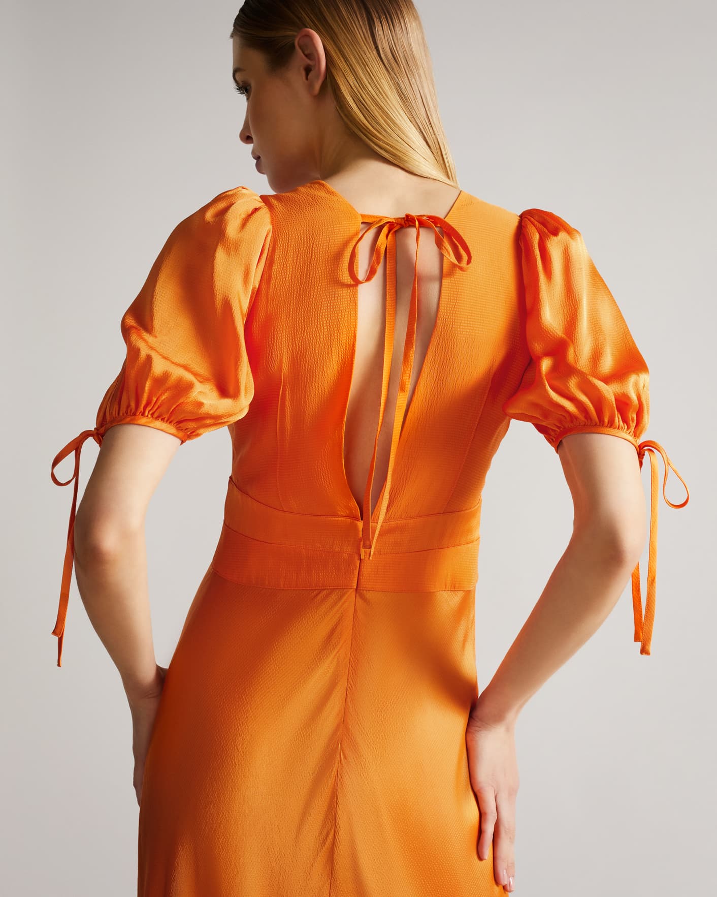 Orange Robe satinée coupe empire Ted Baker